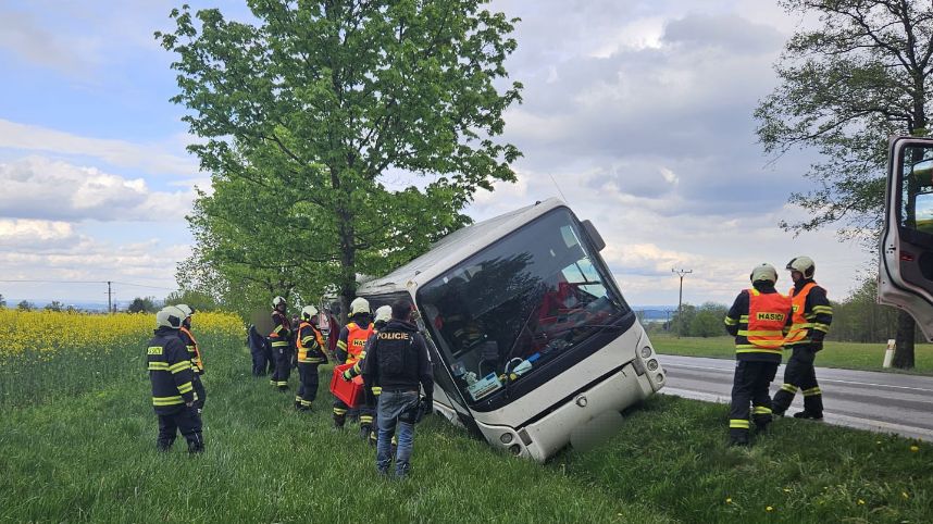 Řidička sjela autobusem na Českobudějovicku do škarpy, měla pozitivní test na drogy